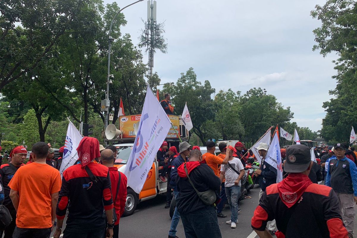 Massa buruh dari KSPI DKI Jakarta menggelar aksi unjuk rasa meminta kenaikan UMP DKI Jakarta minimal 13 persen pada tahun 2023 di depan Gedung Balai Kota DKI Jakarta, Kamis (10/11/2022).