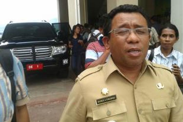 Bupati Kabupaten Buru, Maluku Ramly Umasugi saat dimintai keterangan oleh wartawan di usai menghadiri acara Semiloka Pencegahan Korupsi oleh KPK di Ambon, Rabu (19/11/2014) 