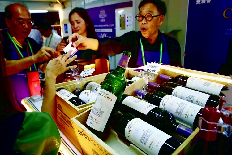 HONG KONG - OCTOBER 25:  People enjoy during the CCB (Asia) Hong Kong Wine & Dine Festival at on October 25, 2018 in Hong Kong, Hong Kong. The event celebrated its 10th anniversary this year.  (Photo by Chung Sung-Jun/Getty Images for Hong Kong Tourism Board)