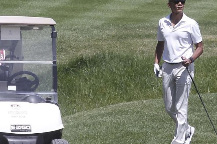 Barrack Obama menikmati waktu bermain golf di Italia.