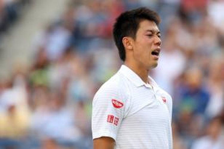 Petenis Jepang, Kei Nishikori, bereaksi ketika bertemu petenis Swiss, Stan Wawrinka, pada perempat final AS Terbuka di New York, Rabu (3/9/2014).