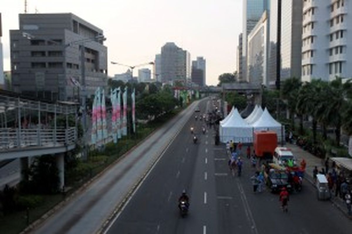 Suasana Jalan MH Thamrin menjelang perawaan HUT DKI Jakarta ke-486, Sabtu (22/6/2013). Panitia HUT ke-486 DKI Jakarta menyiapkan delapan panggung untuk acara Malam Muda-mudi, di wilayah Monumen Nasional hingga Bundaran Hotel Indonesia. 