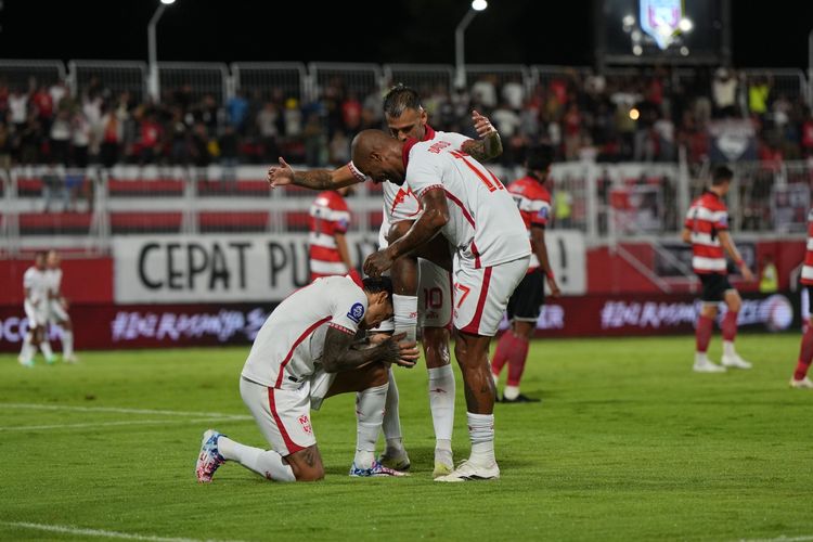 Trio Malut United, Ciro Alves, David da Silva, dan Tyronne del Pino, merayakan gol ke gawang Madura United. Pertandingan Malut United vs Madura United bergulir di Stadion Gelora Kie Raha, Ternate, pada Jumat (19/9/2025).