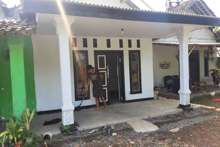 Istri Viki nampak sedang membersihkan rumah hasil bantuan Bedah Rumah Baznas, Jumat (11/3/2022)