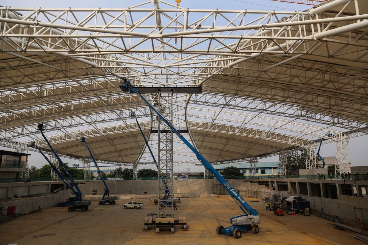 Pekerja menyelesaikan pembangunan Arena Balap Sepeda atau Velodrome di Rawamangun, Jakarta Timur, Jumat (3/11/2017). Progres pembangunan arena balap sepeda untuk Asian Games 2018 tersebut sudah mencapai 68,79 persen dan diperkirakan Mei 2018, velodrome sudah bisa diuji coba. KOMPAS.com/GARRY ANDREW LOTULUNG