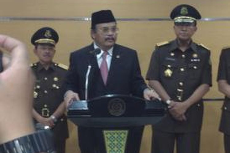 Pelaksana Tugas Sementara Jaksa Agung, Andi Nirwanto, saat jumpa pers, di Sasana Baharudin Lopa, Kejaksaan Agung Jakarta, Rabu (5/11/2014)