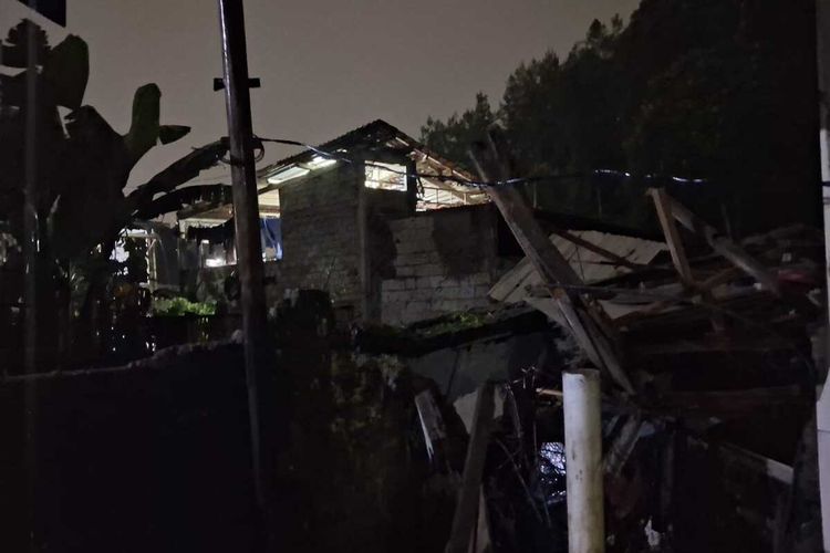 Rumah ambruk akibat longsor di gang Curug, Kelurahan isola, Kecamatan Cidadap, kota Bandung, Jumat (5/12/2025)