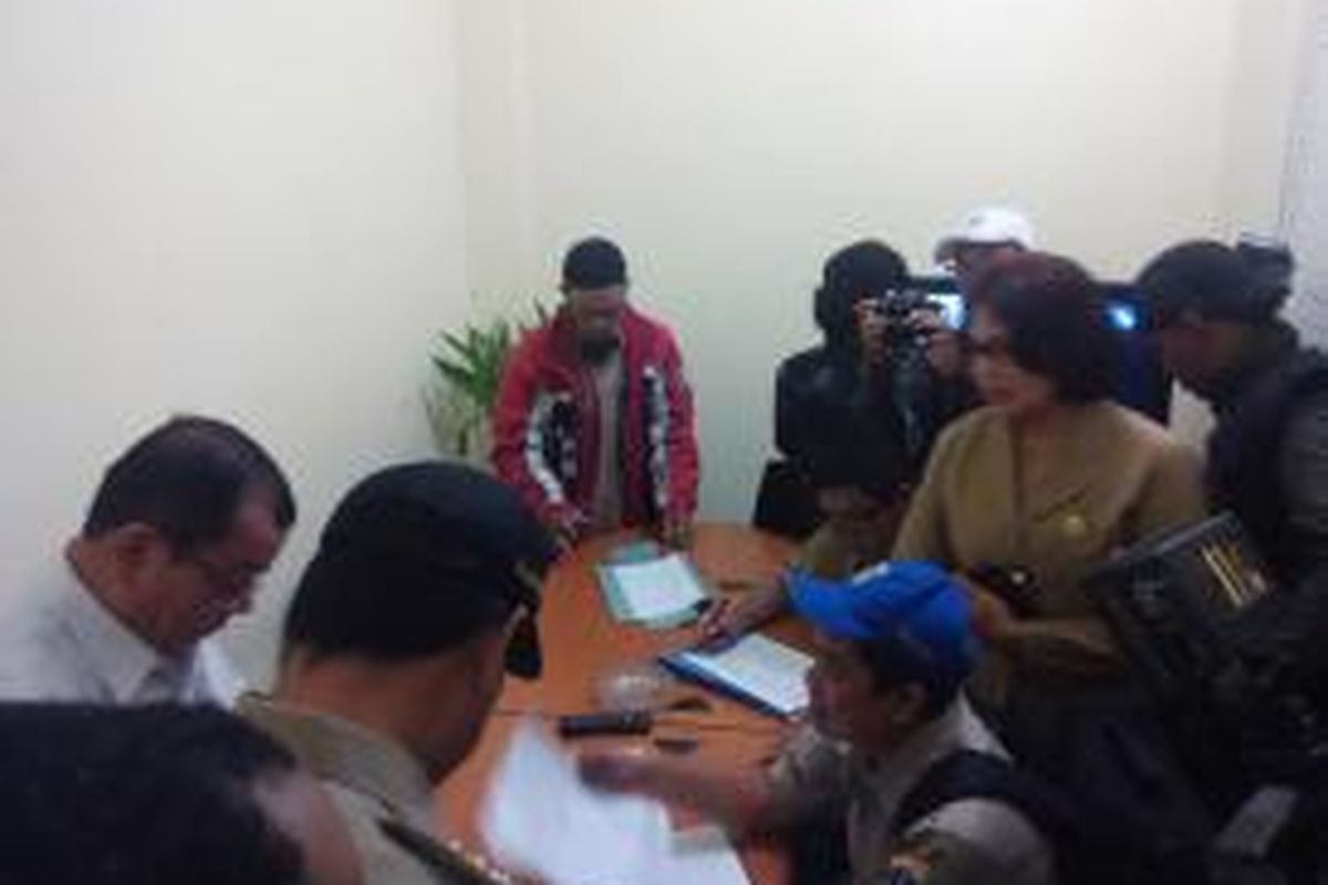 Pengelola kos (kiri) yang pernah ditempati Alfi menunjukan sejumlah berkas saat petugas kelurahan Tebet mengadakan pemeriksaan bangunan kos pada Senin (21/4/2015) siang.