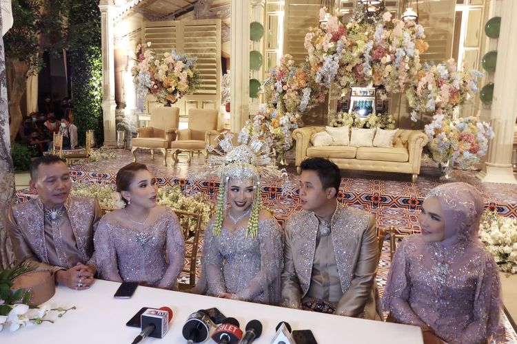Syifa dan suaminya, Nanda Fachrizal saat jumpa pers di salah satu hotel kawasan Depok, Jawa Barat, Minggu (20/2/2022). 