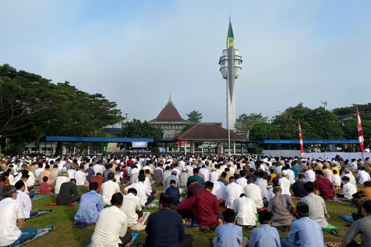 Jamaah memadati Alun-alun Rangkasbitung saat kegiatan salat Idul Fitri, Senin (2/5/2022).