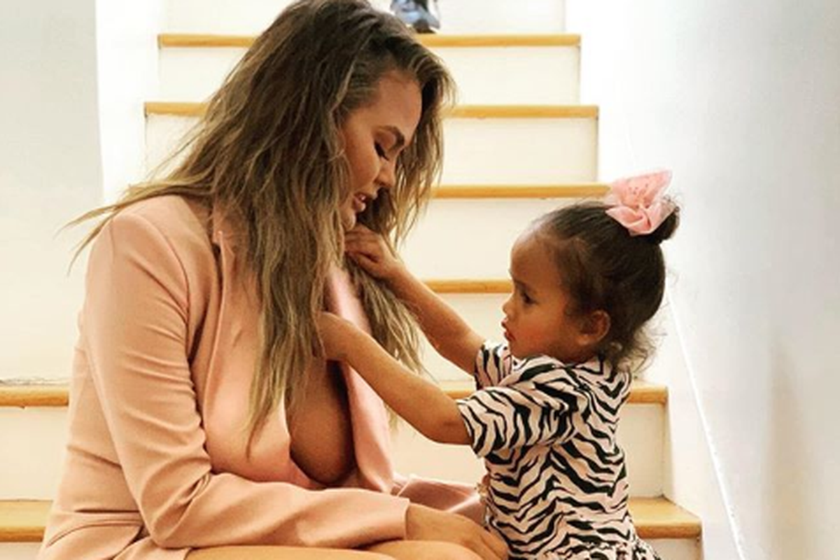 Chrissy Teigen dan buah hatinya yang disebut sebagai sang penata rambut. Foto tersebut diunggah dalam akun Instagram-nya.