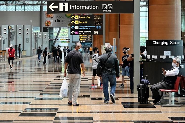 Suasana terminal kedatangan Bandara Internasional Changi, Singapura yang diambil pada bulan Maret 2021. Sejak menyebarnya Covid-19 pada awal tahun 2020, penerbangan komersial yang selalu ramai di Bandara Internasional Changi mati suri. 