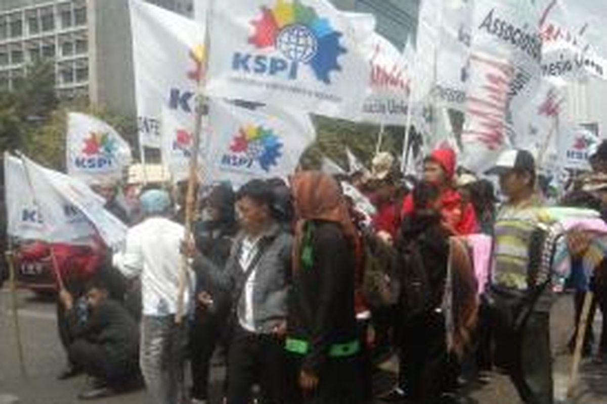 Masa buruh yang tergabung dalam KSPI (Konfederasi Serikat Pekerja Indonesia) berkumpul di depan Grand Hyat Indonesia pada pukul 10.00 WIB Kamis (2/10/2014)