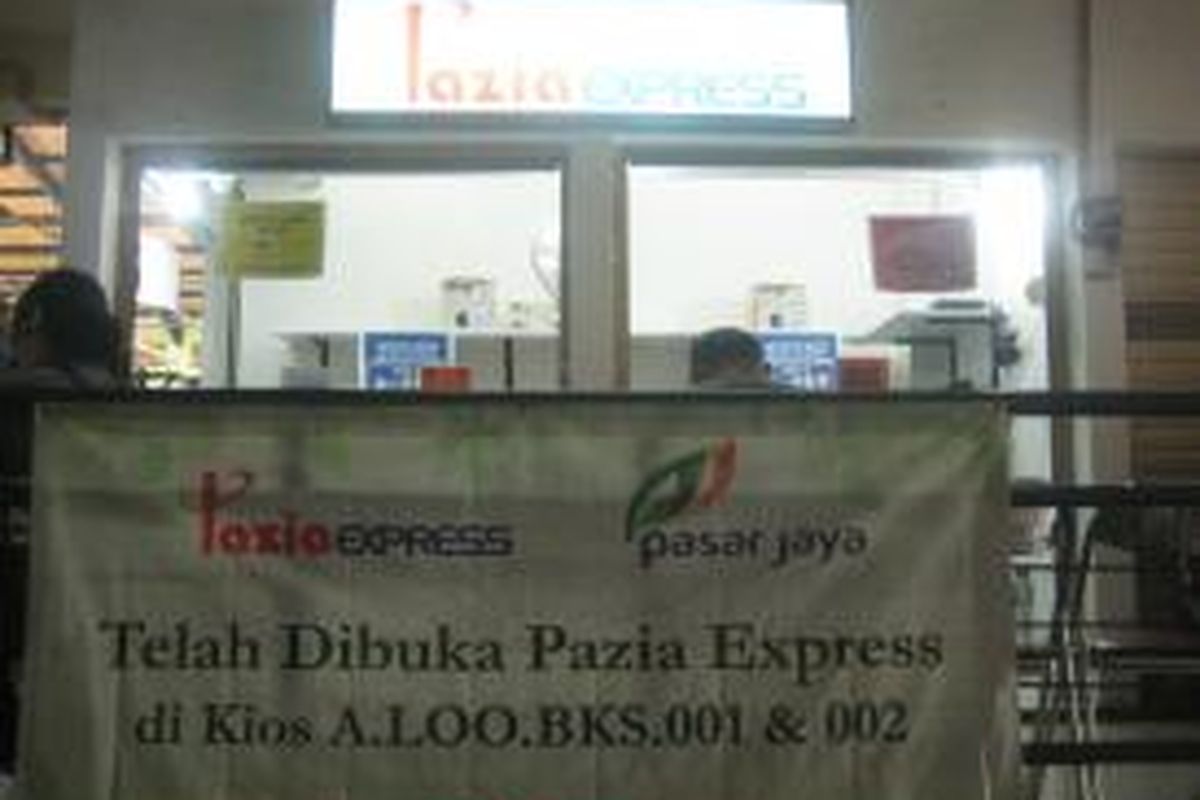 Membuka gerai pertama di pasar tradisional kelolaan PD Pasar Jaya di Pasar Bata Putih, kawasan Kebayoran Lama, Jakarta Selatan, Pazia Express melihat peluang menjawab kebutuhan pulsa telepon selular dari tiga operator yakni Telkomsel, XL, dan Indosat, serta ponsel pintar kelas end user para pedagang pasar. 