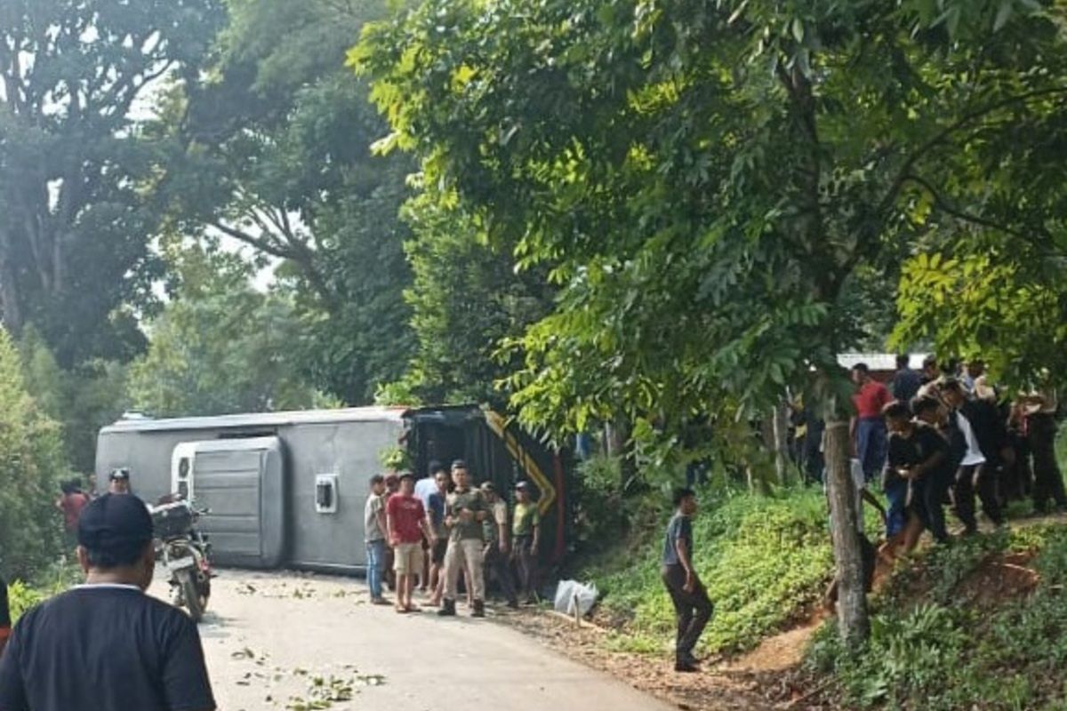 Bus rombongan pramuka asal Ciamis terguling di Kiarapayung, Sumedang, Jabar, Mingu (24/12/2023). Dok. Polres Sumedang/KOMPAS.com