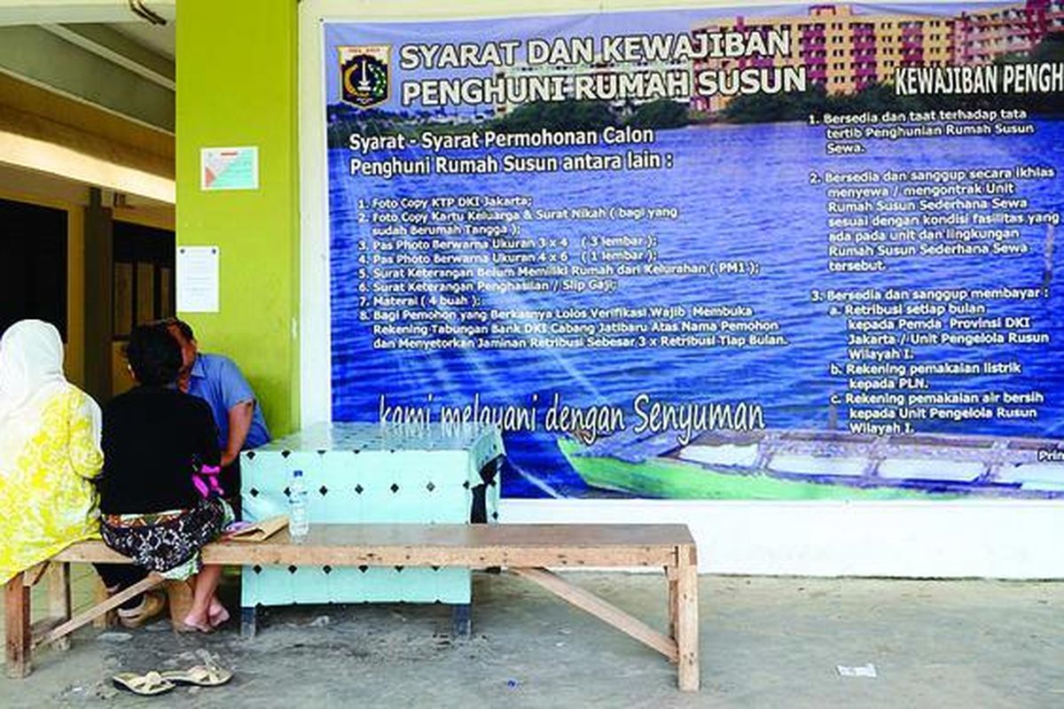 Sejumlah calon penghuni Rumah Susun Marunda, Cilincing, Jakarta Utara, mencari informasi tentang pendaftaran rumah susun itu, Jumat (15/2).