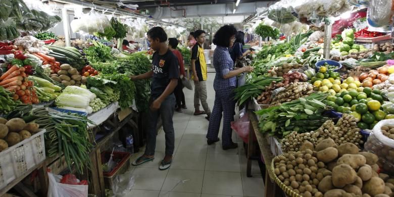 Ilustrasi: Pengunjung berbelanja di Pasar Mayestik, Kebayoran Baru, Jakarta Selatan, Selasa (20/5/2014). 