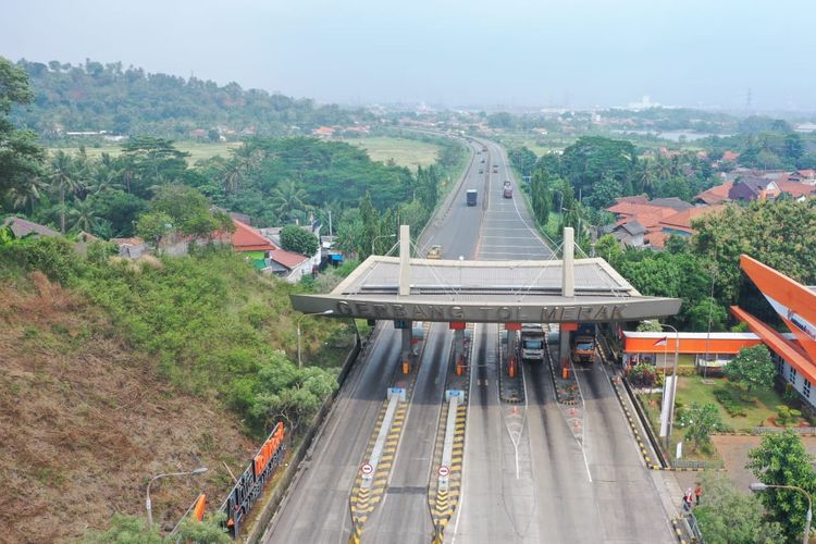 Lima ruas jalan tol di Jawa dan Sumatera memberlakukan diskon tarif tol Lebaran 2023.