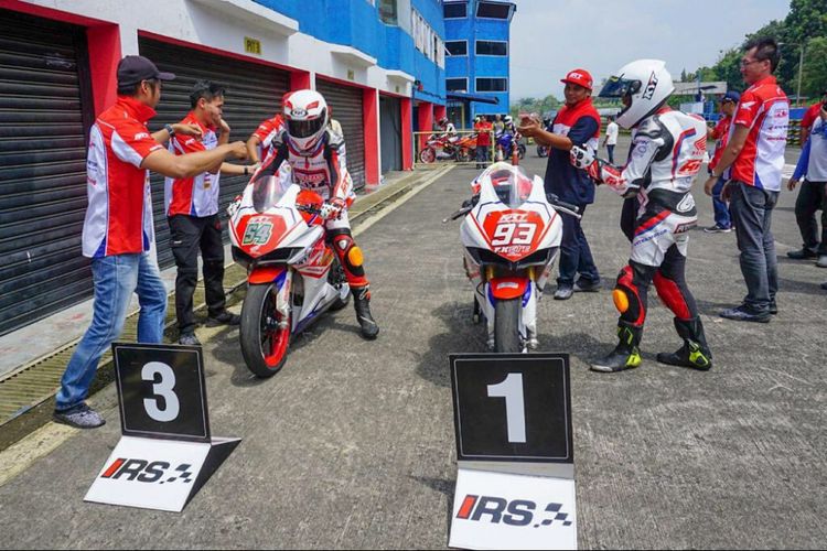 Dua pebalapa tim Astra Motor Racing Team, masing-masing Fitriansyah Kete (posisi 1) dan Sudarmono (posisi 3) yang berhasil menempati podium pertama dan ketiga race kedua kelas 250cc Kejurnas Indospeed Race Series 2018 di Sirkuit Sentul, Minggu (18/3/2018).