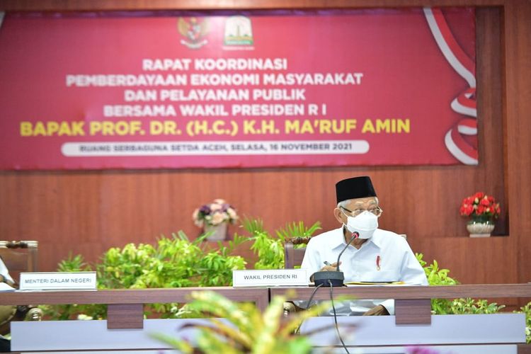 Wakil Presiden Ma’ruf Amin saat memimpin rapat tentang Pemberdayaan Ekonomi Masyarakat dan Pelayanan Publik di Kantor Gubernur Aceh, Jalan Teuku Nyak Arief Nomor 219, Banda Aceh, Selasa (16/11/2021). 