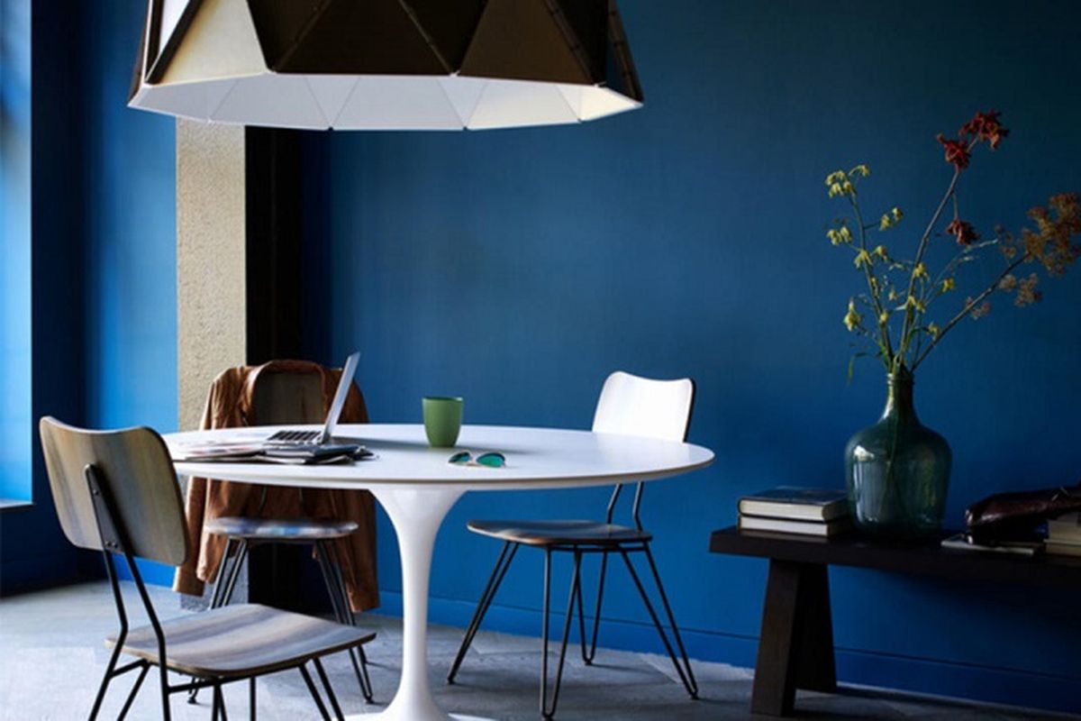 Interior rumah warna biru.