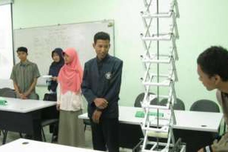 Mahasiswa Politeknik Negeri Semarang (Polines) berhasil membuat inovasi alat pemetik mangga elektronik yang diberi nama Galah Mangga Elektronik (Gamanik). 