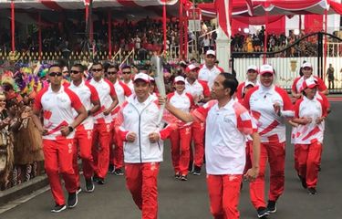 Jokowi Terima Obor Asian Games 2018 di Istana Kepresidenan