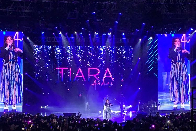 Penyanyi Tiara Andini bawakan sejumlah lagu andalan di panggung Birukan Langit Indonesia Festival 2022 di Istora Senayan, Jakarta Pusat, Jumat (26/8/2022) malam. 