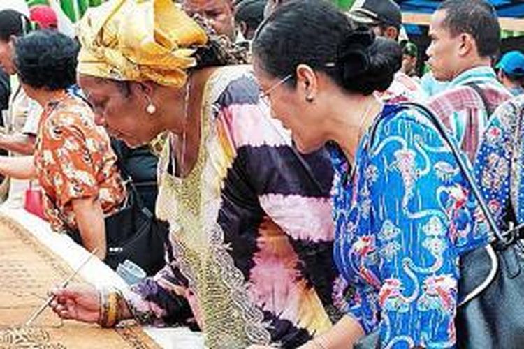 Atraksi lukis kulit kayu sepanjang 1 kilometer pada Festival Danau Sentani 2014.