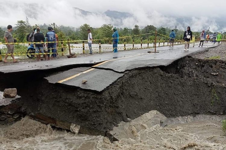 Oprit jembatan Kawanua di Kecamatan Tehoru, Kabupaten Maluku Tengah, Maluku terputus, Kamis pagi (23/5/2024)