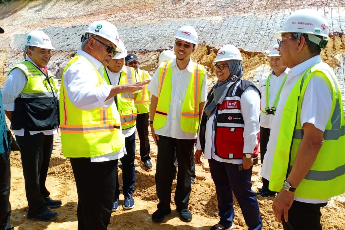 Kondisi Tol Pekanbaru-Dumai Kamis (20/2/2020). Tol sepanjang 131 kilometer ini ditargetkan operasional pada April 2020. Tampak Menteri PUPR Basuki Hadimuljono didampingi Direktur Utama PT Hutama Karya (Persero) Bintang Perbowo dan Direktur Utama Hutama Karya Infrastruktur Aji Prasetyanti.