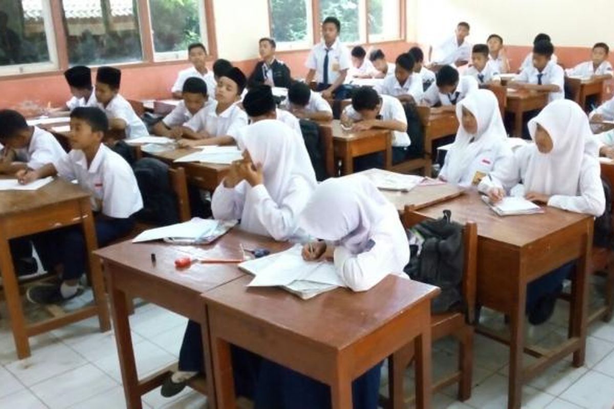 Siswa-siswi SMPN 3 Satu Atap Kaliangkrik Kabupaten Magelang sedang belajar di kelas, Rabu (14/3/2016).