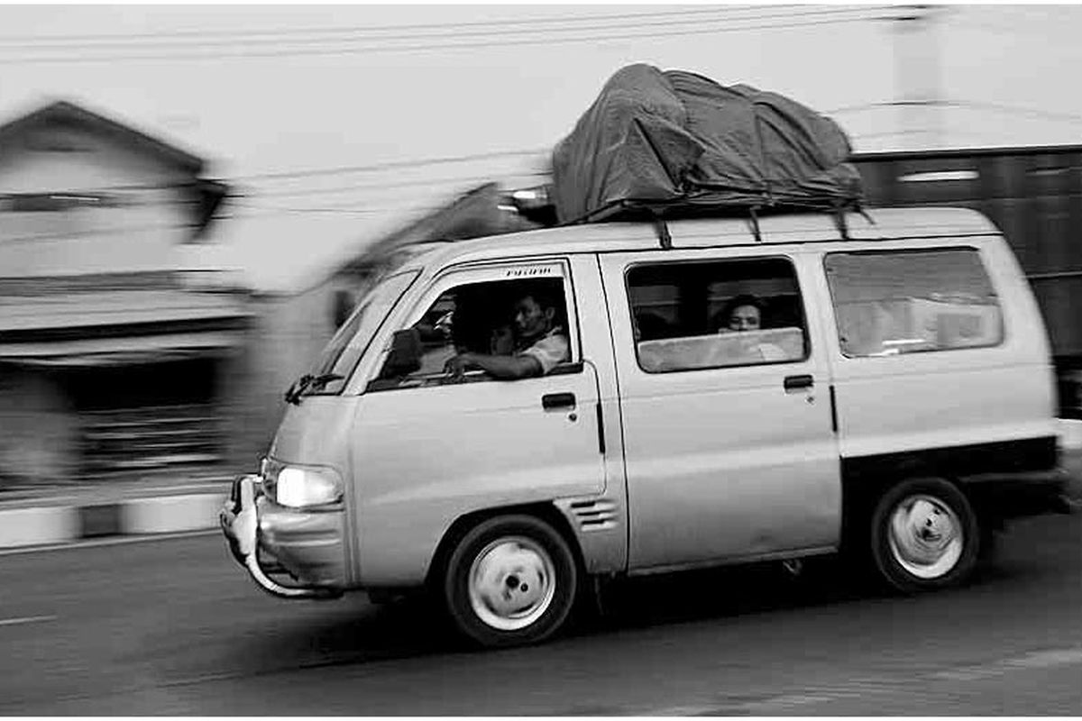 Pemudik melintas di jalur pantai utara (pantura) di Balong Gandu, Karawang, Jawa Barat, Sabtu (11/8). Jalur pantura masih menjadi favorit pemudik. Menjelang petang, kendaraan yang didominasi truk dan bus berjalan lambat saat keluar Gerbang Tol Cikopo, Cikampek, menuju Simpang Jomin, Karawang. Namun, arus lalu lintas kembali lancar selepas Simpang Jomin.