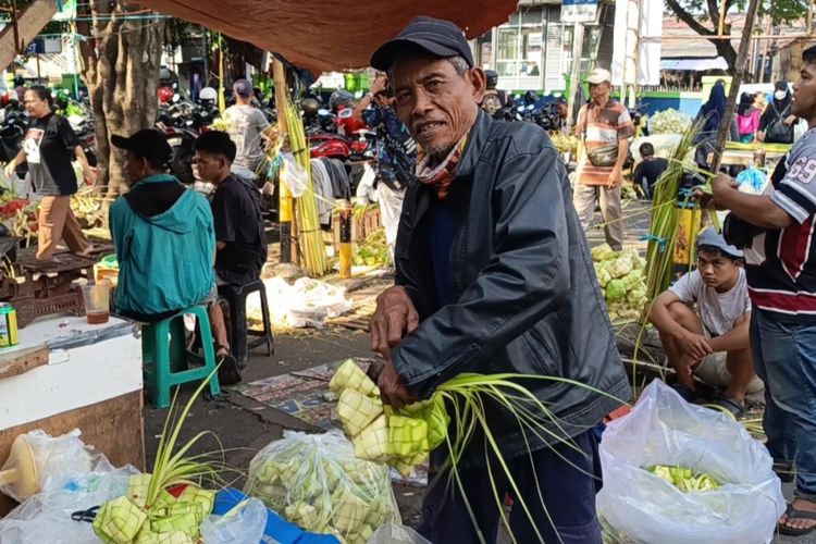 Semarak Sambut Lebaran, Penjual Kulit Ketupat Ramaikan Pasar Kramat Jati