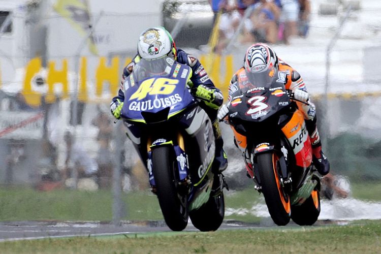 Max Biaggi dan Valentino Rossi.  AFP PHOTO/Filippo MONTEFORTE (Photo by FILIPPO MONTEFORTE / AFP)