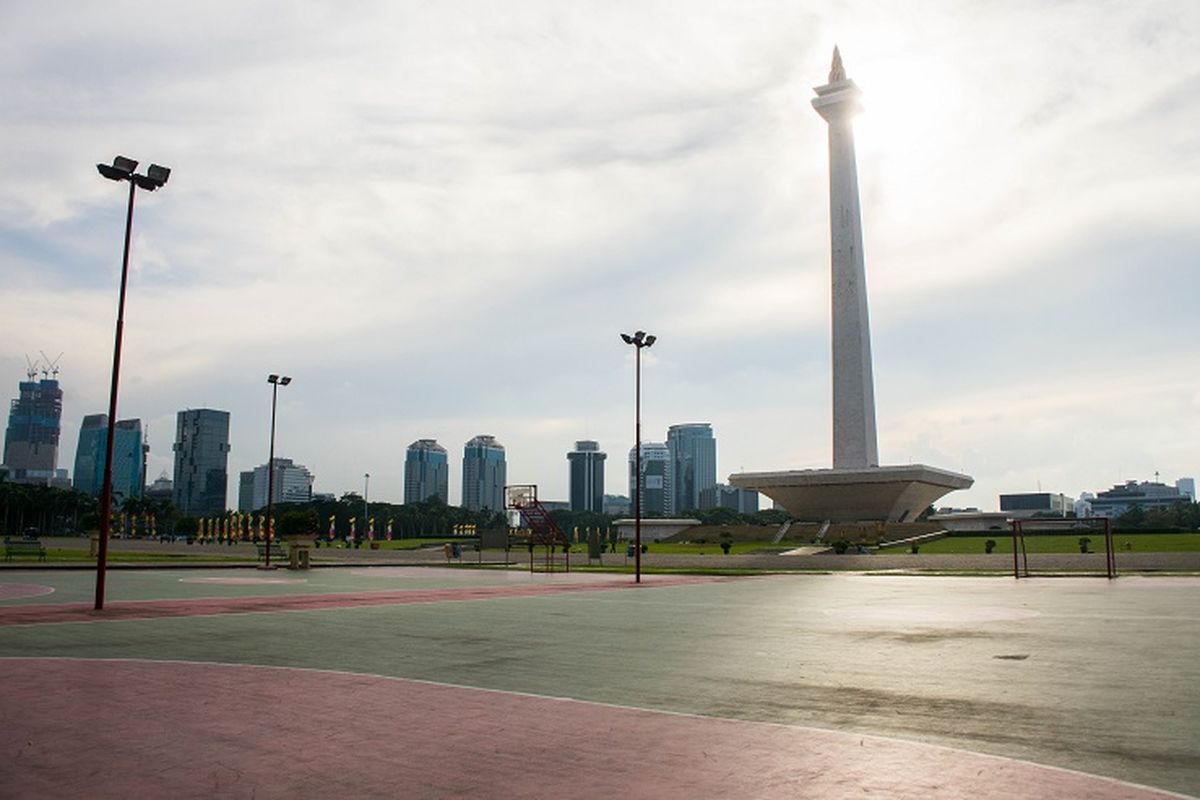Salah satu fasilitas olahraga yang tersedia di Monas. Pengunjung dapat menggunakannya secara gratis. Fasilitas olahraga tersebut terdiri dari satu lapangan basket, empat lapangan futsal, dan satu lapangan voli. Sementara fasilitas olahraga lain yang terpisah adalah lapangan bulu tangkis, Jakarta, Rabu (29/1/2020).