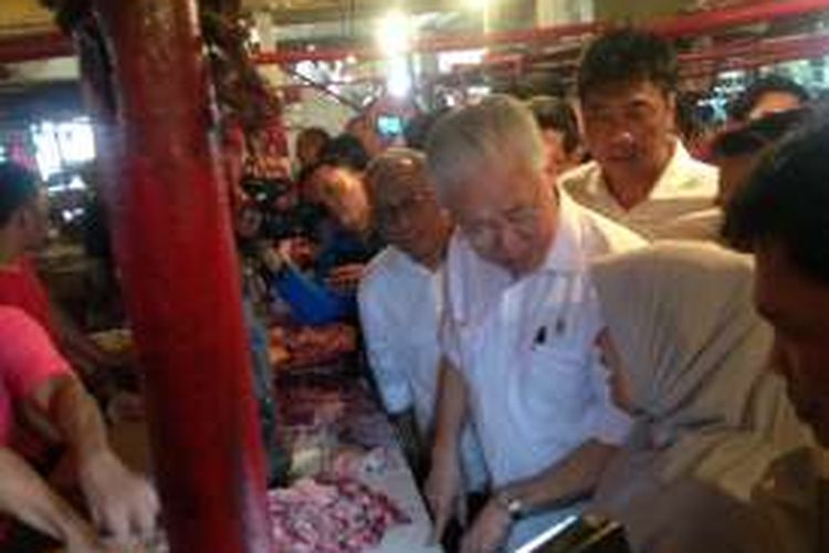 Menteri Perdagangan Enggartiasto melakukan kunjungan kerja ke Pasar Rawamangun, Jakarta (12/1/2017)
