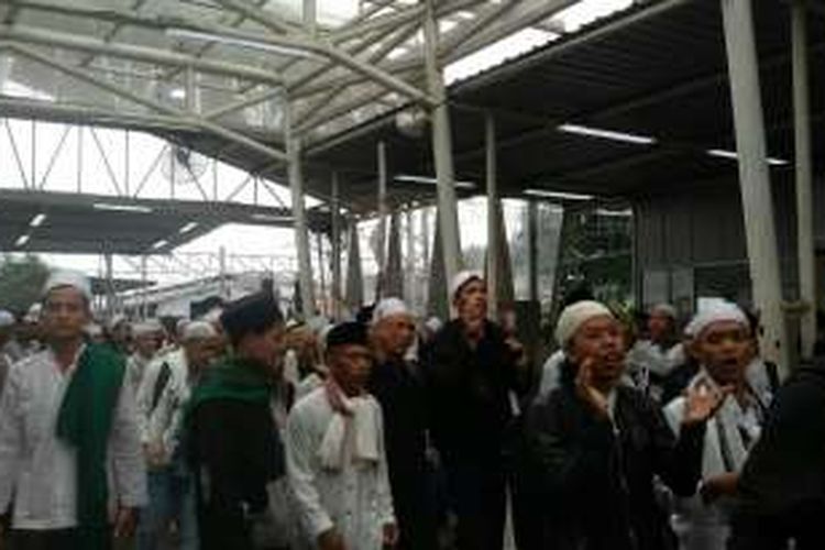 Sejumlah massa dari Bogor berkumpul di Stasiun Bogor menuju Jakarta untuk mengikuti kegiatan doa bersama yang dipusatkan di Tugu Monumen Nasional (Monas) Jakarta, Jumat (2/12/2016).