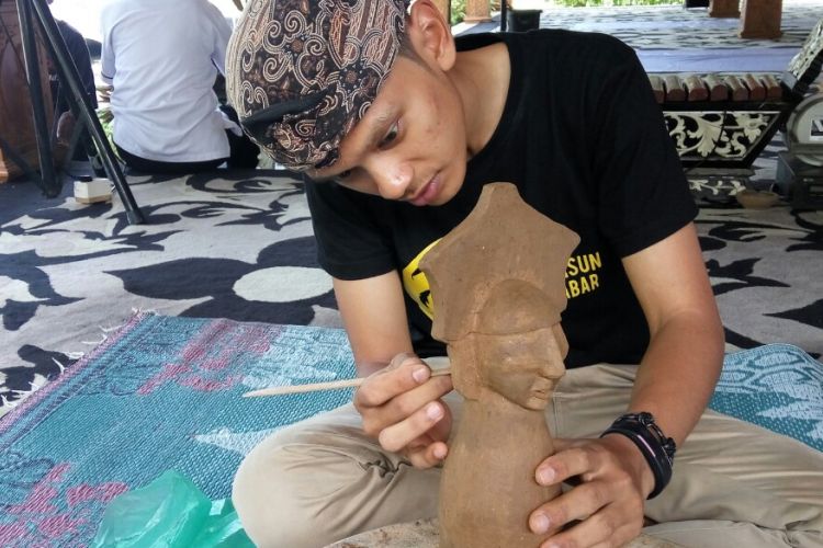 Bagi yang penasaran dengan cara membuat menong, wisatawan bisa berkunjung ke Pendopo Purwakarta. Sejak bulan lalu pengrajin asal Plered, Fajar Kristiawan, ditugaskan untuk membuat menong di tempat itu.