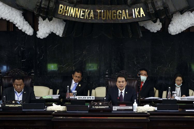 Pimpinan DPR Azis Syamsuddin (tengah) dan Rahmat Gobel (kiri) memimpin Rapat Paripurna masa persidangan III Tahun Sidang 2019-2020 di Gedung Nusantara, Kompleks Parlemen Senayan, Jakarta, Kamis (2/4/2020). Rapat mengagendakan pembahasan tindak lanjut RUU KUHP dan RUU Permasyarakatan. ANTARA FOTO/Raqilla/pus/foc.
