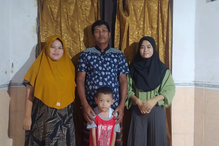 Ista'anul Jannati (kanan), sempat tidak menyangka kasih sayang ayahnya (Gufron) sampai rela menambal lubang di ruas jalan Kecamatan Deket-Karangbinangun, Lamongan, Jawa Timur, demi menjaga keselamatan dirinya.