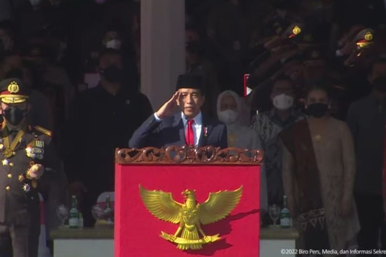 Presiden Joko Widodo saat menjadi inspektur upacara peringatan ke-76 Hari Bhayangkara di Akademi Kepolisian, Semarang, Jawa Tengah, Selasa (5/7/2022).
