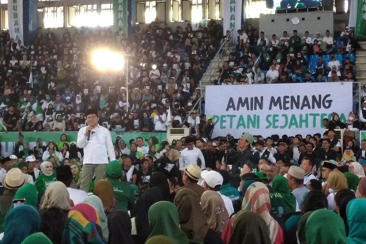 Calon wakil presiden nomor urut 1, Muhaimin Iskandar saat berorasi dihadapan kader dan simpatisan Partai Kebangkitan Bangsa (PKB) di GOR C-Tra Arena, Kota Bandung, Jawa Barat, Kamis (8/2/2024).