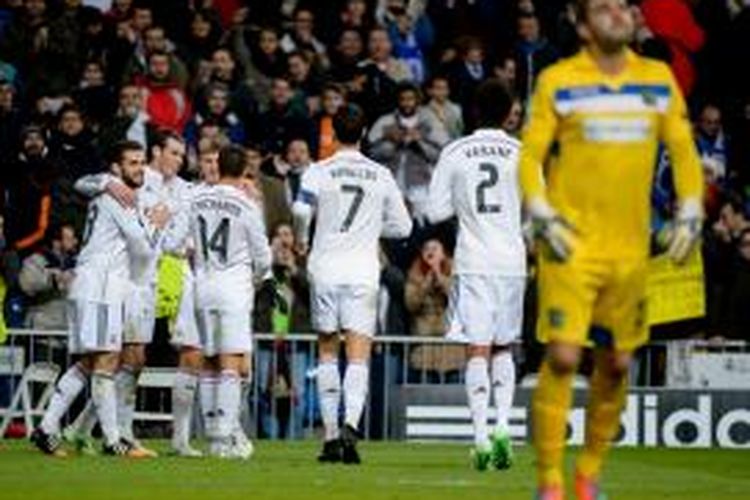 Striker Real Madrid, Gareth Bale, saat merayakan golnya ke gawang Ludogorets pada matchday keenam Grup B Liga Champions di Santiago Bernabeu, Selasa (9/12/2014). 