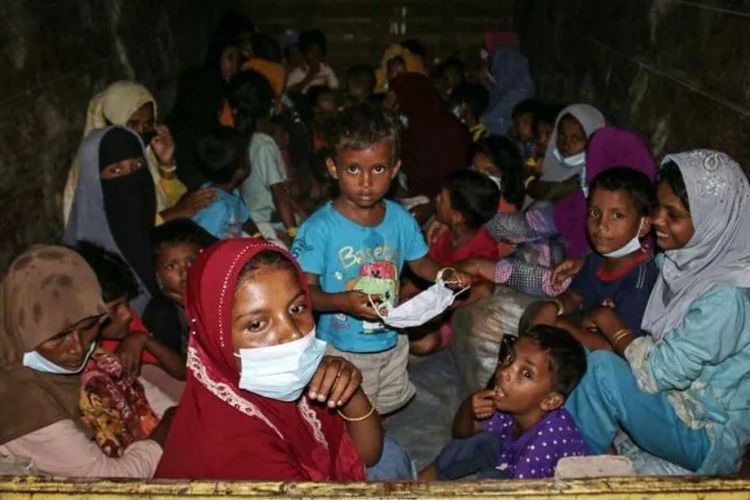 Proses relokasi pengungsi Rohingya di Kabupaten Bireueun ke wilayah Lhokseumawe.