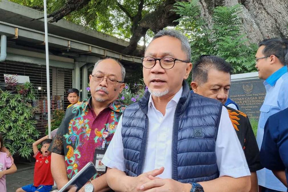 Menteri Perdagangan RI Zulkifli Hasan mengecek harga bahan pokok di Pasar Peterongan, Kota Semarang, Minggu (9/4/2023).