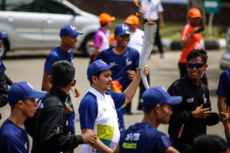 Artis ibukota Indra Bekti menerima obor Asian Games 2018 untuk diarak keliling Kota Banda Aceh, Selasa (31/7/2018). Obor diarak sejauh 10 kilometer kemudian diterbangkan menuju kota Medan, Sumatera Utara.