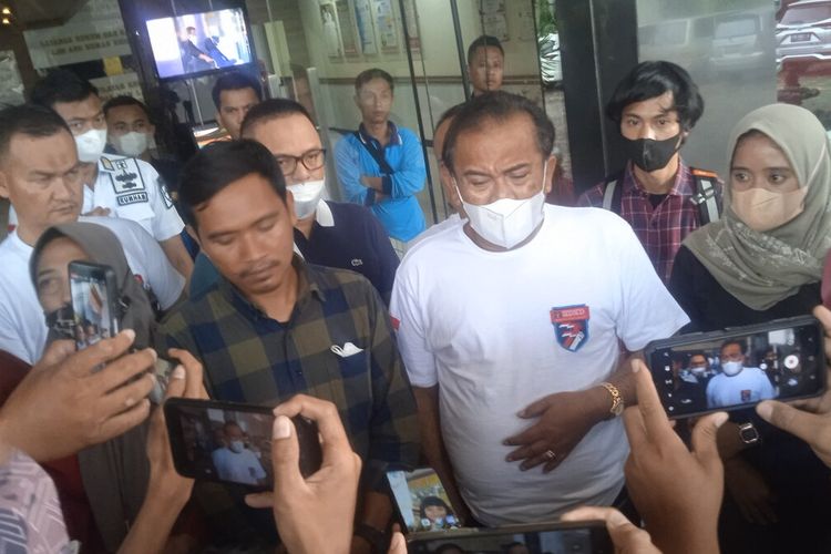 Kepala Kanwil Kemenkumham Lampung Edi Kurniadi (kaus putih) saat diwawancarai, Jumat (15/7/2022).