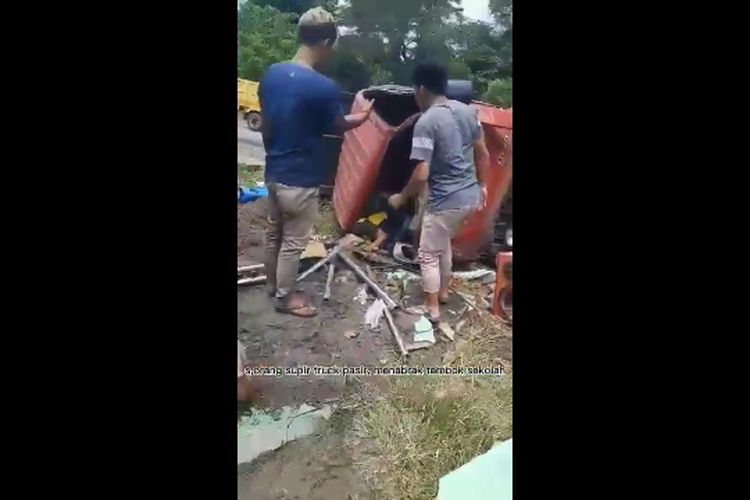 Tabrak Pagar Sekolah, Sopir Truk Dicongkel dari Kabin Mobilnya