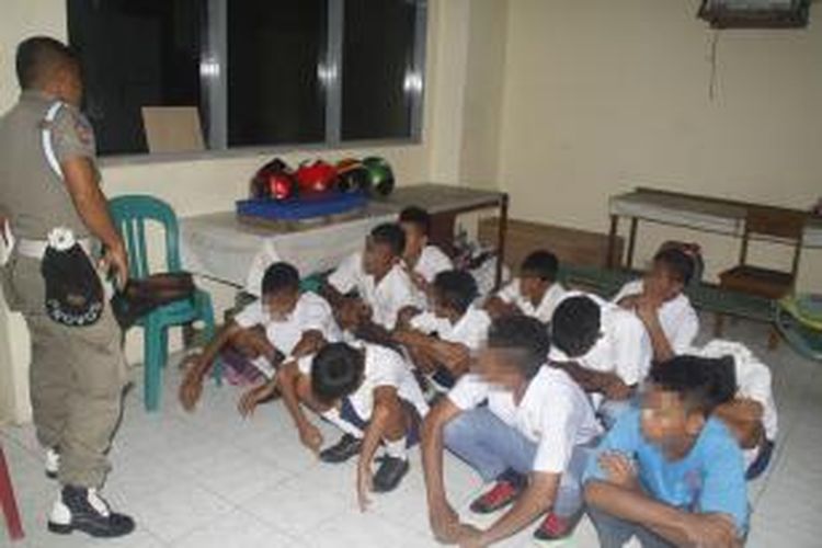Sebanyak 11 siswa sejumlah sekolah di Ambon yang tertangkap bermain judi saat jam sekolah berlangsung dibawa ke Kantor Satpol PP Kota Ambon, Senin (19/1/2015).
